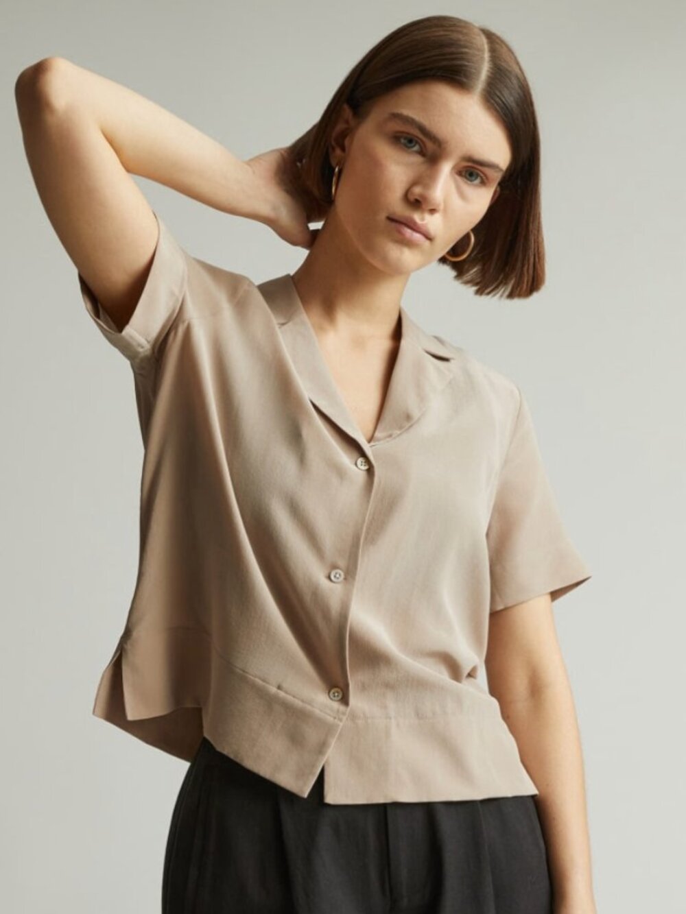Everlane Short Sleeve Button-Down Top in Light Taupe